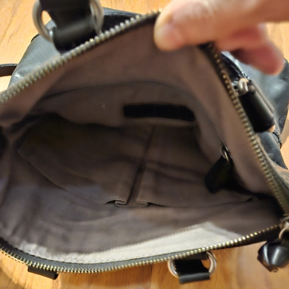 Frye Melissa small leather crossbody tote black - Picture 2 of 5